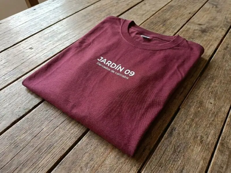 Remera bordada con logo