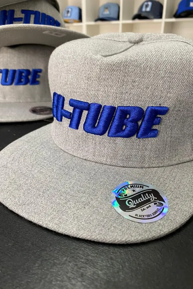 Gorra plana de gabardina bordada