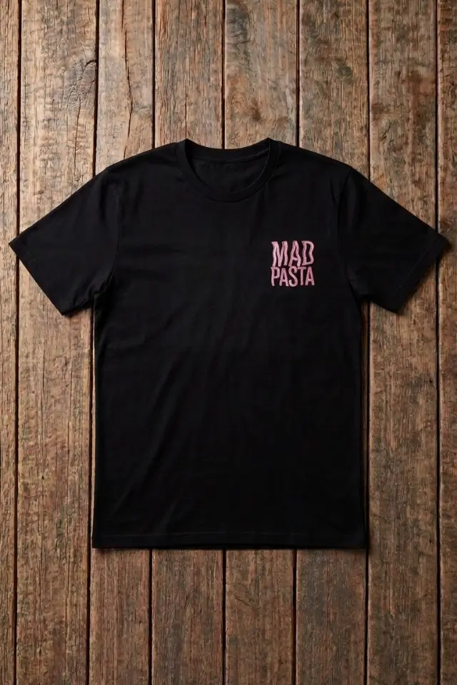Remera negra con bordado en el pecho