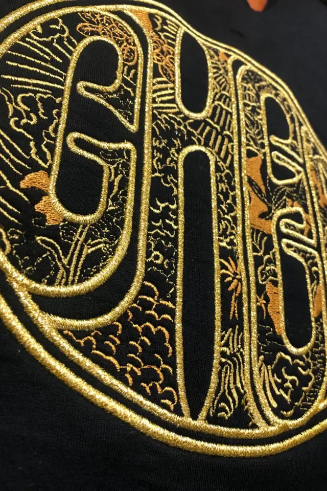 Bordados en lurex dorado y plateado — Indumentaria